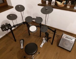 Yamaha DTX522K Drum set, with amplifier, drum chair